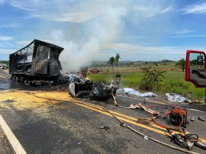 Três pessoas morrem após grave acidente na BR-364; carreta pegou fogo